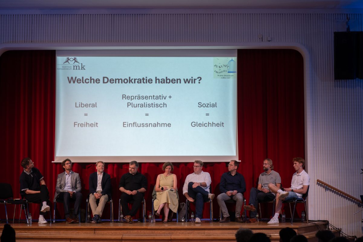 Podiumsdiskussion des Seminarfachs „Save our Democracy“ mit hochkarätigen Gästen